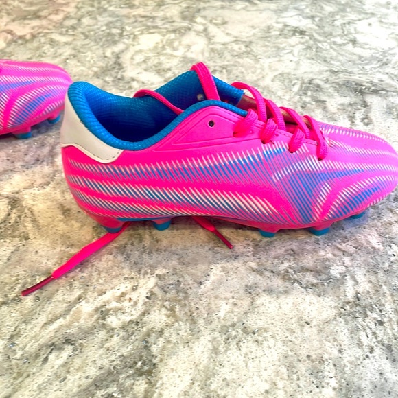 Gently worn girls cleats - Picture 1 of 3